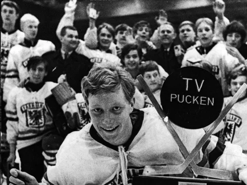 Unge Dan Labraaten ler med TV-puckpokalen efter Värmlands seger 1967