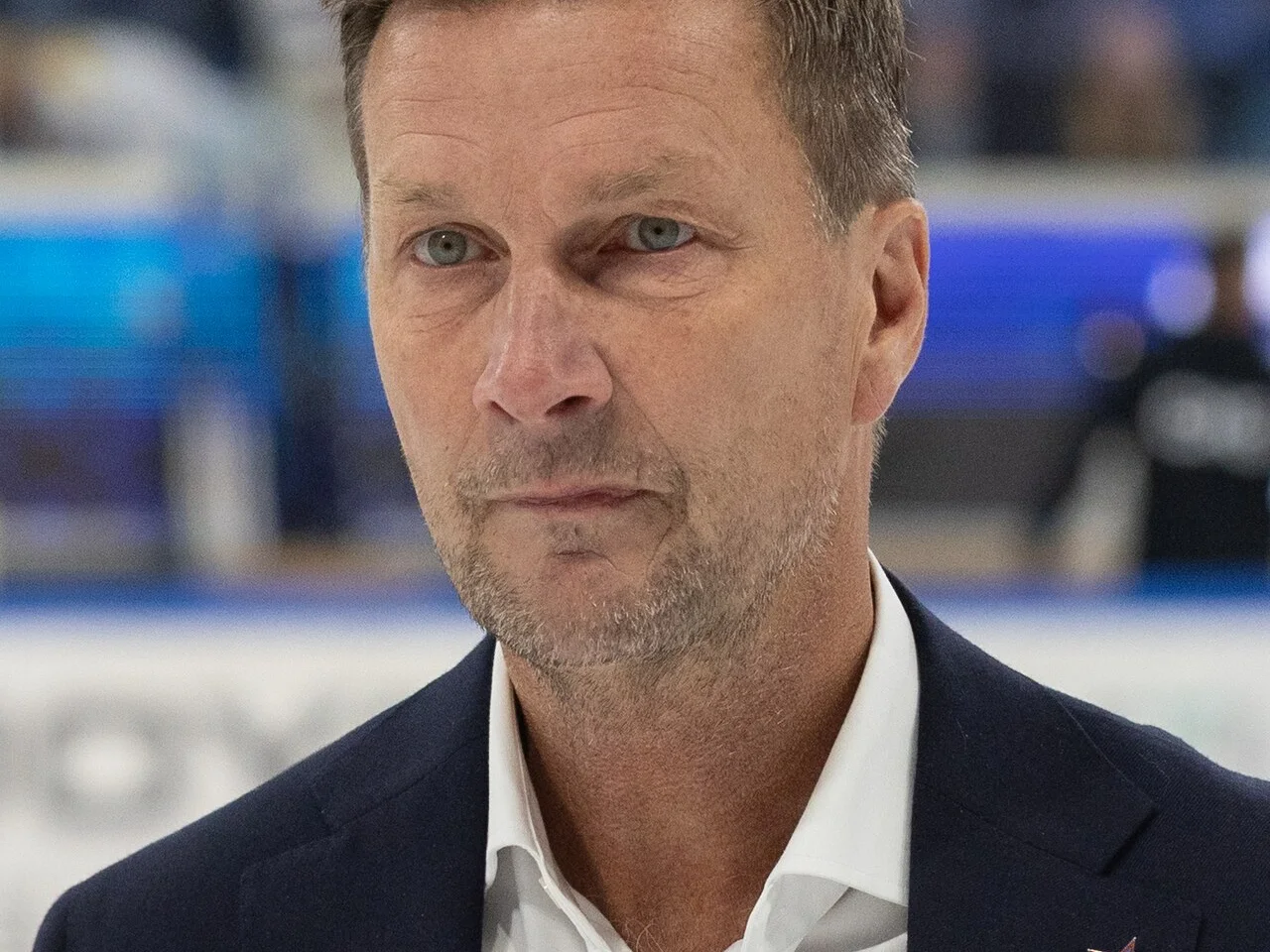 Johan Pennerborn i kavaj vid isen under Ravensburg Towerstars match mot Dresden i DEL2 i september 2026