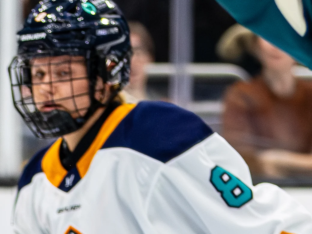 Maja Nylén Persson med hjälm och galler i New York Sirens vita matchtröja