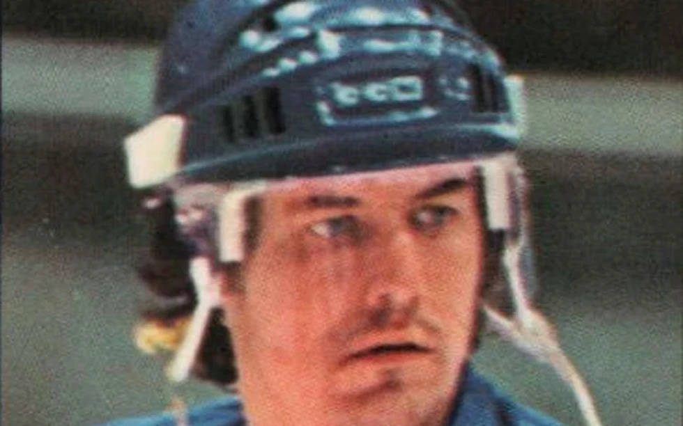 Stig Salming i hjälm och Tre Kronor-tröja på ett hockeykort från 1979