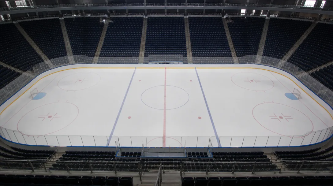 Tom ishockeyrink sedd ovanifrån med tydliga linjemarkeringar
